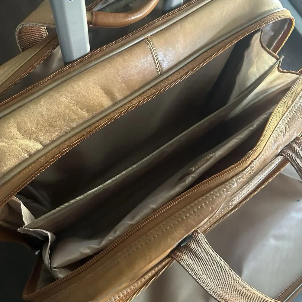 Solo New York Walker Brown Camel Leather Briefcase Laptop Rolling Travel Bag
